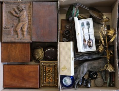 une boîte remplie d'objets divers, dont une statue représentant un homme et un cheval