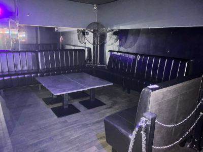 une pièce avec beaucoup de chaises et une table