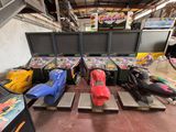 beaucoup de bornes d'arcade posées à même le sol