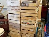 une pile de cartons posée sur un chariot à côté de des toilettes