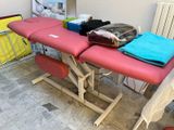 une table rouge recouverte d'un linge, dans une pièce