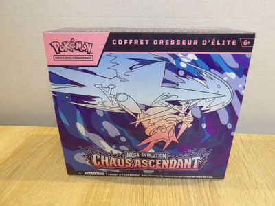 la boîte du jeu de cartes « Chaos Ascending »