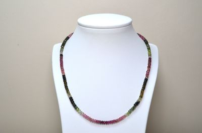 Un collier composé de + de 60 cts env de tourmalines multico…