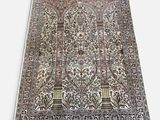 un tapis oriental aux motifs complexes et aux franges, sur fond blanc