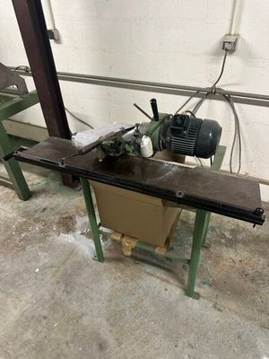 a machine that is sitting on a table in a room