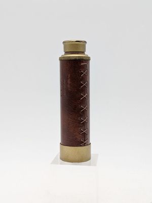une photo d'un porte-briquet en laiton et cuir