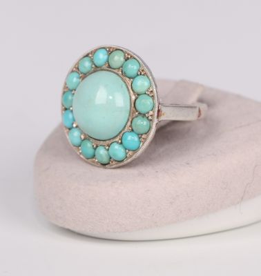 Bague ancienne en argent sertie de cabochons de turquoise. P…