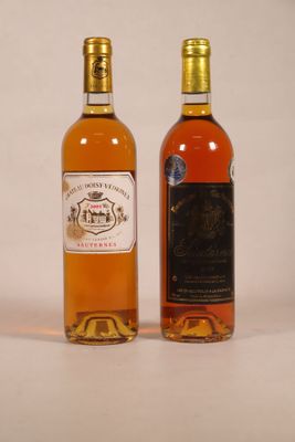 deux bouteilles de vin posées l'une à côté de l'autre sur une surface blanche