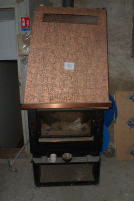 un micro-ondes posé sur une boîte au milieu d'une pièce