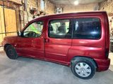 une camionnette rouge garée dans un garage