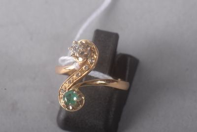 une bague en or sertie d'une pierre verte et blanche