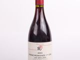 une bouteille de vin rouge sur fond blanc, avec un bouchon rouge