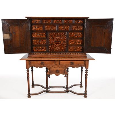 une vieille armoire en bois surmontée de deux portes ouvertes