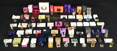 de nombreux parfums posés sur une table noire