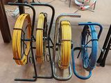trois types différents de tuyaux sur un support