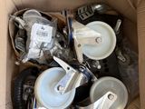 une boîte en carton remplie d'objets hétéroclites