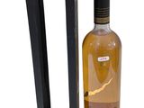 une bouteille de whisky Penderyn à côté d'une boîte noire