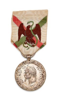 un gros plan d'une médaille sur laquelle figure un aigle