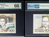 Trois types de monnaie différents sont exposés dans une vitrine.