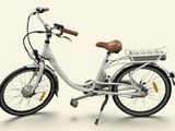 un vélo blanc avec un panier à l'arrière
