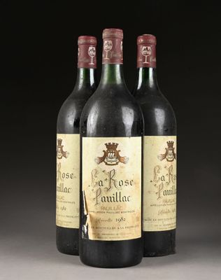 trois bouteilles de vin posées sur une table l'une à côté de l'autre