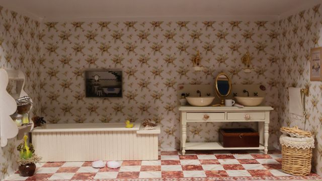 Diorama. Composition miniature, dans une vitrine en bois, vitre e...