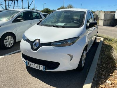 une voiture blanche garée à côté d'une autre voiture blanche dans un parking