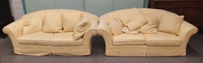 Deux canapés deux places, garniture en tissu jaune poussin à…