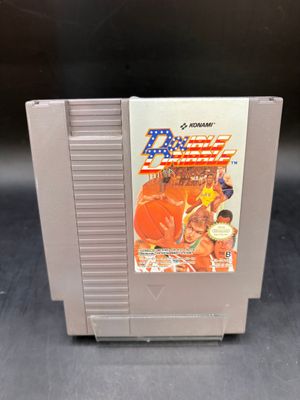 un gros plan d'une cartouche de jeu Nintendo sur laquelle figure un drapeau américain