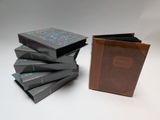 plusieurs livres sont empilés sur une table