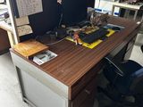 un bureau équipé d'un ordinateur et d'un moniteur