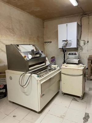 une photo d'une cuisine avec une cuisinière et une machine à laver