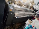 une grosse machine posée au milieu d'un tas de sacs