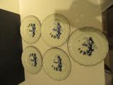 six assiettes ornées de motifs bleus et blancs