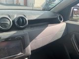 le tableau de bord d'une voiture sur lequel figure une plaque d'immatriculation