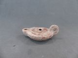 un petit objet en forme d'oiseau posé sur une table