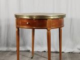 une image représentant une petite table ronde avec un plateau en laiton