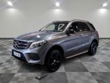 La Mercedes GLE est garée sur un sol à damier