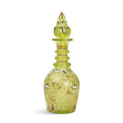 une image représentant une bouteille en verre verte ornée d'un motif décoratif