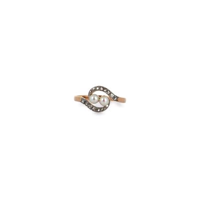 un gros plan d'une bague ornée d'une perle et de diamants