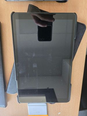 une personne en train de prendre une photo d'un téléphone portable posé sur une table
