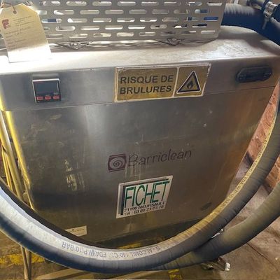une machine à laquelle est raccordé un tuyau