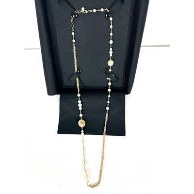 gros plan d'un collier sur un présentoir pour mannequin