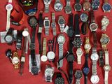 beaucoup de montres posées sur un plaid rouge