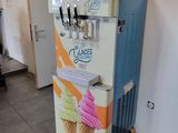 une machine à glaces posée dans un coin d'une pièce