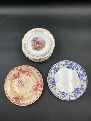 Regroupement d’assiettes en céramique.