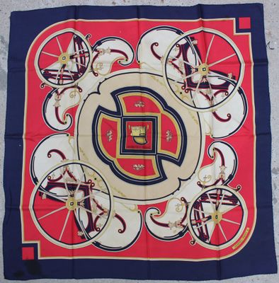 une image représentant une écharpe rouge et bleue sur laquelle figure la lettre « e »