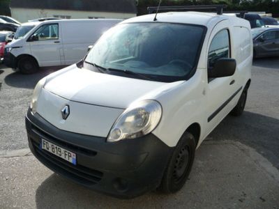 une camionnette blanche garée dans un parking