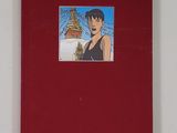un livre rouge sur lequel figure l'image d'un homme