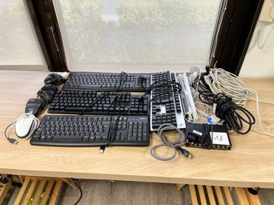 beaucoup de claviers et de souris posés sur une table
